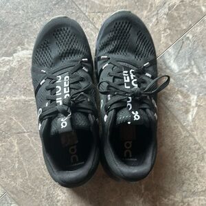 On cloudsurfer women’s 8.5 black